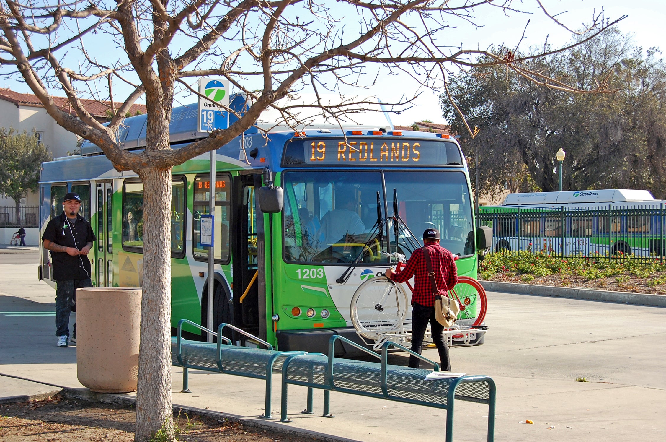 bus-riders-boarding-cyclist-bike-rack2